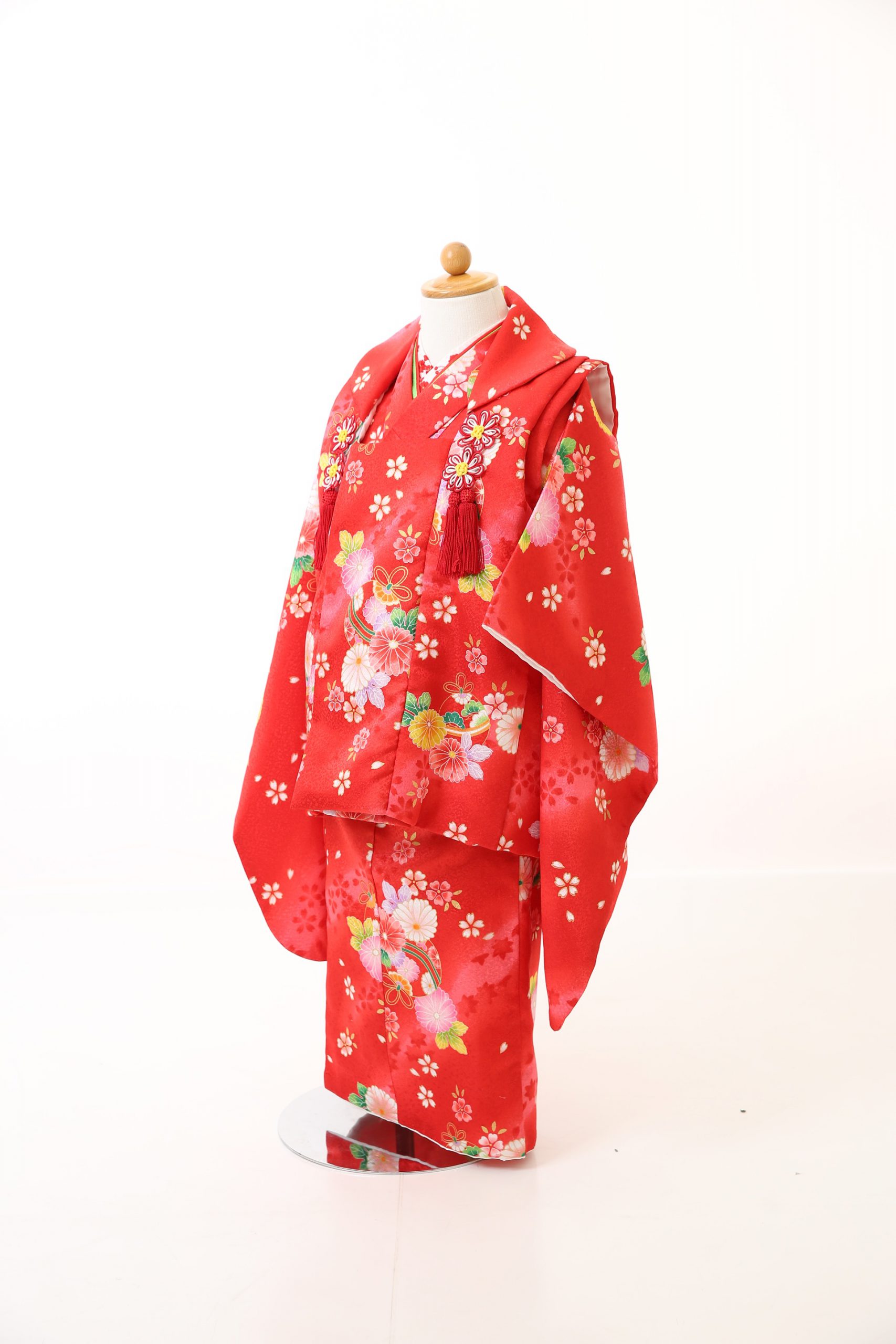 赤色の桜の花と鞠が描かれた振袖 着物-